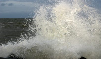Myrskyävä meri ja aalto iskeytyy rantaan