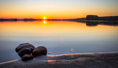 Aurinko laskee tyynen meren horisonttiin lämpimänä kesäpäivänä